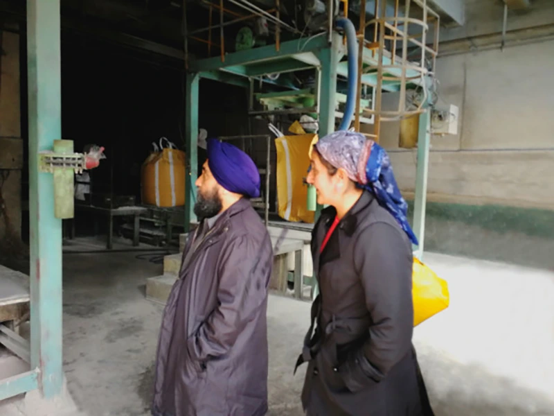 Bangladeshi customers visited the factory and placed orders for calcium chloride.